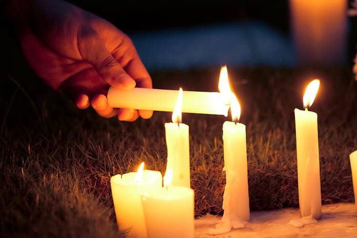 Vėlinių tradicija – uždegti žvakes ant artimųjų kapų, prisimenant jų gyvenimus ir pagerbiant jų atminimą.